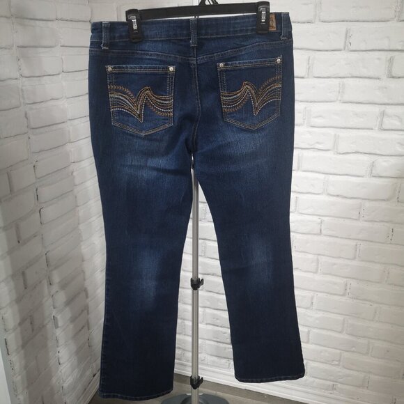 l.e.i. Ashley Ladies Size 13 Short Medium Wash Low Rise Slim Boot Jeans - Picture 2 of 15